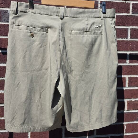 Nike DriFit Golf Shorts - Picture 1 of 4